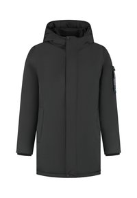 Zwarte gewatteerde jas met een capuchon, voorkant met rits, twee zijzakken en een linkermouwzak met een gestreept detail. Gladde textuur.