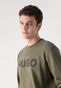 HUGO DEM - Melegítőfelső - dark beige