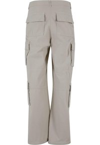 Pantaloni cargo beige con vestibilità ampia, dotati di diverse tasche laterali e tasche posteriori. Realizzati in materiale leggero con cuciture visibili.