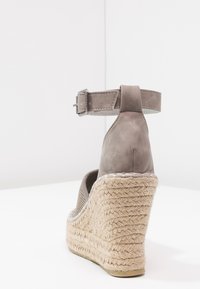 Superdry & Co Sandales à talons hauts - taupe