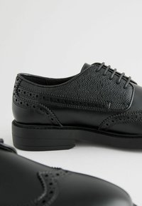 Next BROGUE - REGULAR FIT - Paeltega jalanõud - black