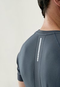 Born Living Yoga NYONG - Sportovní tričko - gris oscuro