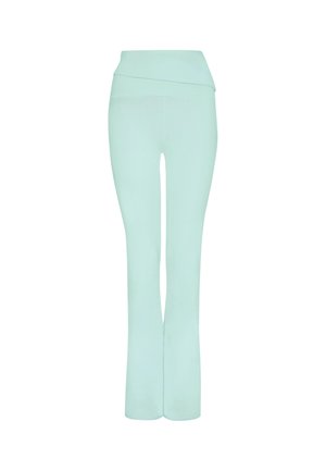 Lichtblauwe, hoge taille, uitlopende broek met een omgeslagen taillebanddetail, getoond op een witte achtergrond.