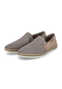 Scarpe slip-on con upper in rete e accenti in suede marrone, dotate di una suola intrecciata beige testurizzata e una suola esterna in gomma bianca liscia.