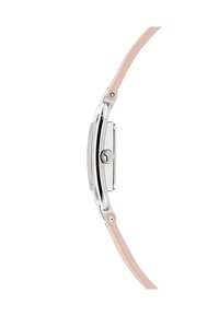 Montre en métal argenté avec un boîtier rectangulaire, un bracelet en cuir rose et des éléments en argent. Texture lisse avec un design minimaliste.