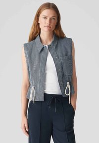 Gilet senza maniche a righe in blu navy e bianco, con colletto, bottoni frontali, taschino sul petto e lati regolabili con lacci per una vestibilità ottimale.