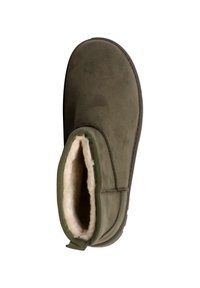 Bottine vert olive avec une doublure douce en fausse fourrure, en suède lisse, bout arrondi et coutures décoratives sur les côtés.