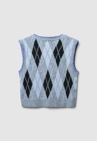 Gilet lavorato a maglia grigio con un motivo argyle nero e grigio chiaro, orlo a coste e accenti viola lungo il collo e le armature.
