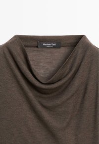 Dunkelbraunes Top mit Schlauchkragen aus weichem, strukturiertem Stoff. Hat eine lockere Passform und das Etikett "Massimo Dutti" ist am Halsausschnitt sichtbar.