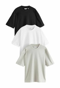 Tre kortærmede t-shirts stablet: sort, hvid og lysegrå. Lavet af bomuld med runde halsudskæringer og afslappet pasform.