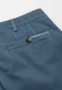 Pantalon en coton bleu avec une texture lisse, doté d'une poche arrière fermée par un bouton noir et d'une taille plate.