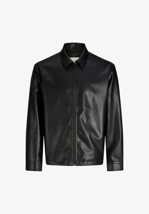 Melnā ādas jaka ar vienkāršu dizainu, priekšā rāvējslēdzēja aizdare un klasisks apkaklis. Ir garas piedurknes un gluda tekstūra.