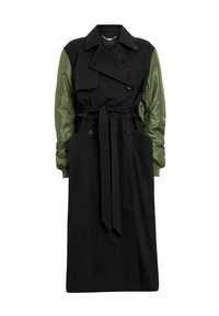 Sort trenchcoat med olivengrønne satinærmer, bælte i taljen, dobbeltknappet front og store sidelommer. Glat tekstur og moderne design.
