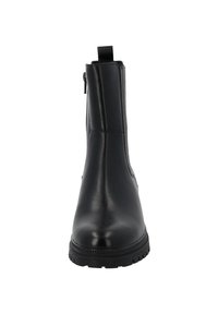 Botín negro de tobillo fabricado en cuero suave, con punta redonda y un panel lateral texturizado. Cuenta con una pestaña en la parte trasera y una suela de goma duradera.