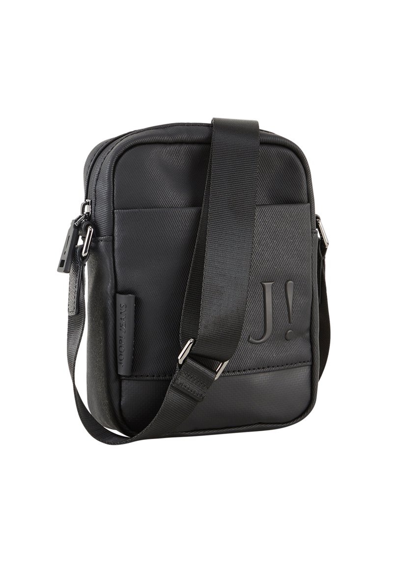 Borsa a tracolla nera in materiale sintetico texturizzato, dotata di una tracolla regolabile, chiusura a zip e dettaglio con logo in rilievo.