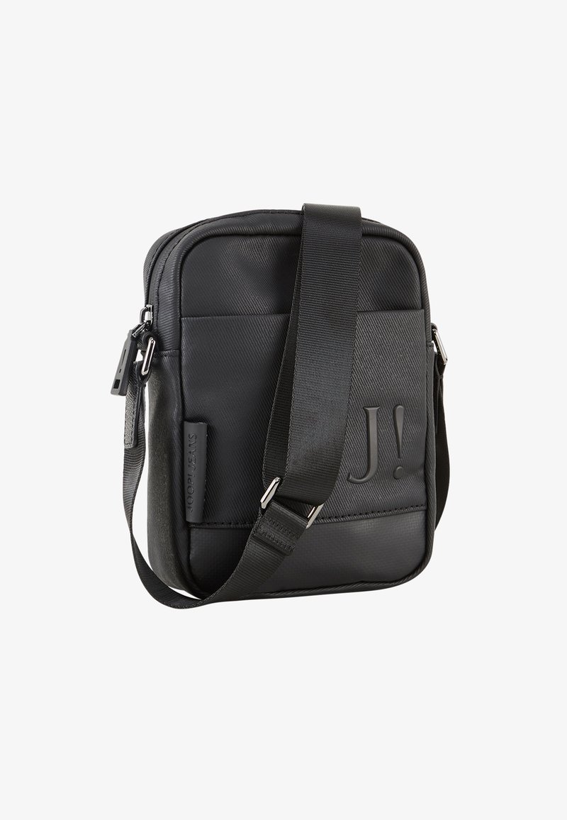 Borsa a tracolla nera in materiale sintetico texturizzato, dotata di una tracolla regolabile, chiusura a zip e dettaglio con logo in rilievo.