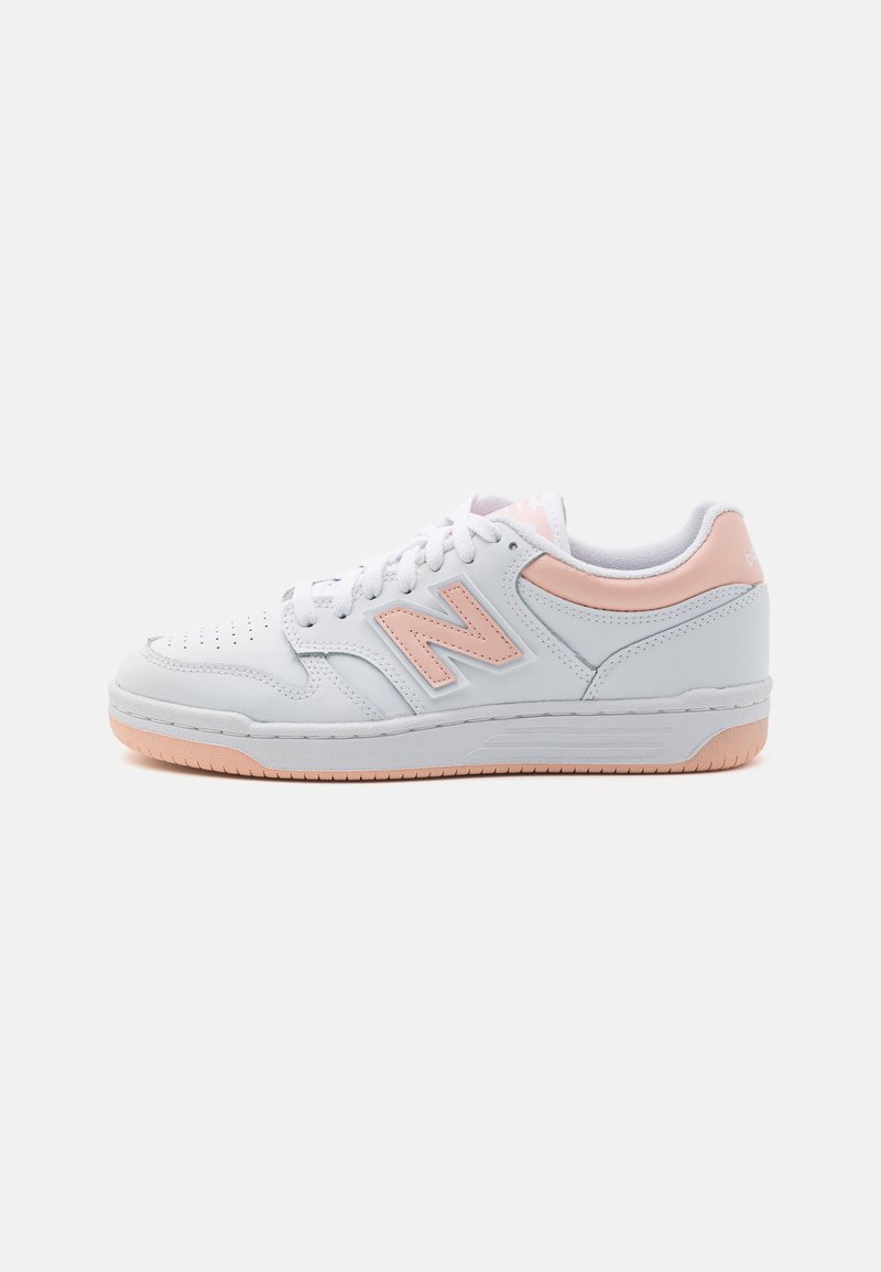 Baskets en cuir blanc avec des accents roses, bout perforé pour la respirabilité et une semelle en caoutchouc pour l'adhérence. Présente un logo 'N' bien en vue.
