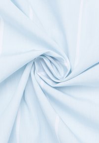 Helles blau gestreiftes Gewebe mit einer glatten Textur, weichem Griff und subtilen vertikalen Linien, die durch die weißen Streifen entstehen.