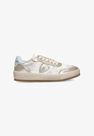 Weiße Sneakers mit metallischen goldenen Akzenten und einer hellblauen Fersenlasche. Sie verfügen über ein strukturiertes Design und eine flache Gummisohle.