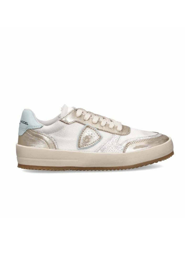 Sneakers bianchi con accenti metallici dorati e una linguetta sul tallone di colore azzurro chiaro. Presentano un design testurizzato e una suola piatta in gomma.