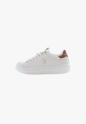 Białe skórzane sneakersy z detalem w złotym kolorze, okrągły nosek, płaska biała podeszwa i brązowy akcent na pięcie. Posiadają sznurowane zapięcie oraz przeszywaną strukturę.
