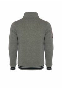 Sivi zip-up pulover s visokim ovratnikom, dugim rukavima i prugastim rebrastim manžetama i rubom. Ima detalj s logotipom na lijevom rukavu.