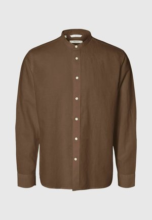 Rjava dolga lanena srajca z mandarin ovratnikom in belimi gumbi spredaj, prikazana na enobarvnem ozadju.
