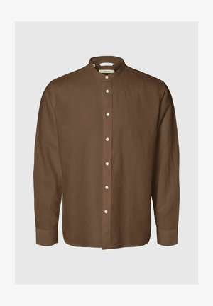 Rjava dolga lanena srajca z mandarin ovratnikom in belimi gumbi spredaj, prikazana na enobarvnem ozadju.