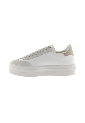 Sneaker bianca realizzata in pelle e camoscio, con suola spessa, allacciatura frontale e dettagli beige sul retro e sulla linguetta.