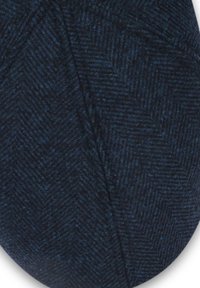 Donkerblauwe wollen platte pet met een subtiel visgraatpatroon en zichtbare stiksels langs de middenseam.