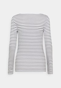 Wit langemouw T-shirt met dunne zwarte horizontale strepen. Zachte stof, ronde hals en aansluitende pasvorm.