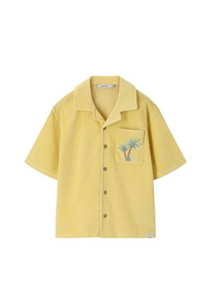 Chemise boutonnée à manches courtes en tissu éponge jaune avec col à revers et broderie d'un palmier sur la poche poitrine gauche.