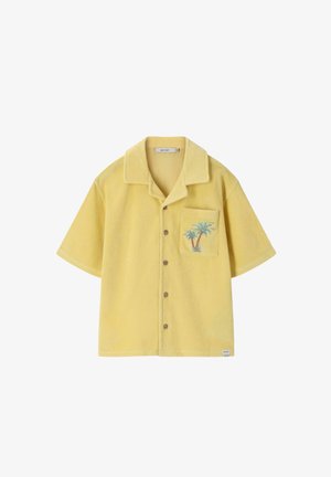 Chemise boutonnée à manches courtes en tissu éponge jaune avec col à revers et broderie d'un palmier sur la poche poitrine gauche.