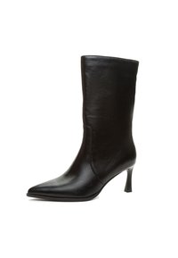 Čierna kožená členková čižma s špicatou špičkou a úzkym podpätkom. Hladká textúra, bezšvový dizajn a výška do polovice lýtok.