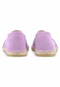 Zapatos de ante morados sin cordones con un borde de yute trenzado y suela de goma, con una punta redondeada y textura suave. Se muestra la vista trasera.