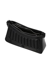Borsa a mano in pelle nera con design strutturato, caratterizzata da texture trapuntata, due scomparti con zip e dettagli hardware rotondi.