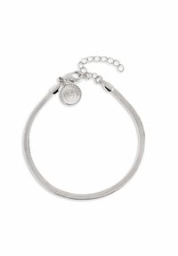 Pulsera de cadena de serpiente plateada con cierre de langosta, eslabones ajustables y un charm redondo grabado con la letra "S".