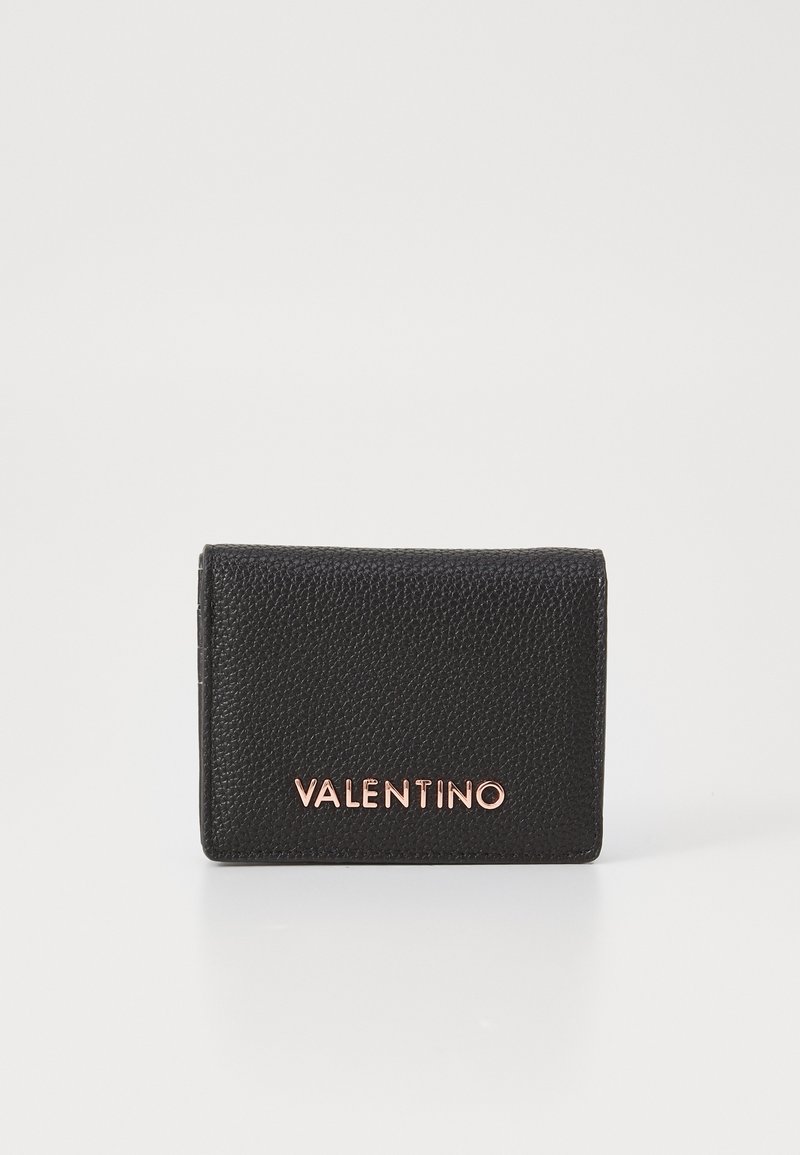 Crna kožna novčanica s teksturiranom površinom i utisnutim logotipom "VALENTINO" u ružičastom zlatu. Kompaktni pravokutni oblik, minimalistički dizajn.