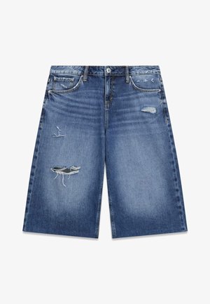 Niebieskie dżinsowe spodenki do kolan z wyblakłym efektem, postarzanymi detalami, przednimi kieszeniami i szlufkami na pasek.