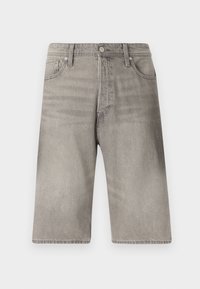 Pantalones cortos de mezclilla gris con un aspecto desgastado, que cuentan con cinco bolsillos, un cierre de botón y un corte recto con una textura ligeramente desvaída.