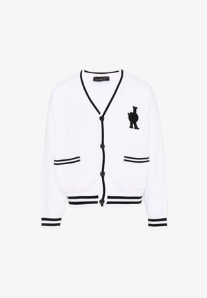 Cardigan blanc boutonné avec bordure noire au col, aux poignets et à l'ourlet, avec un logo abstrait noir sur la poitrine gauche.