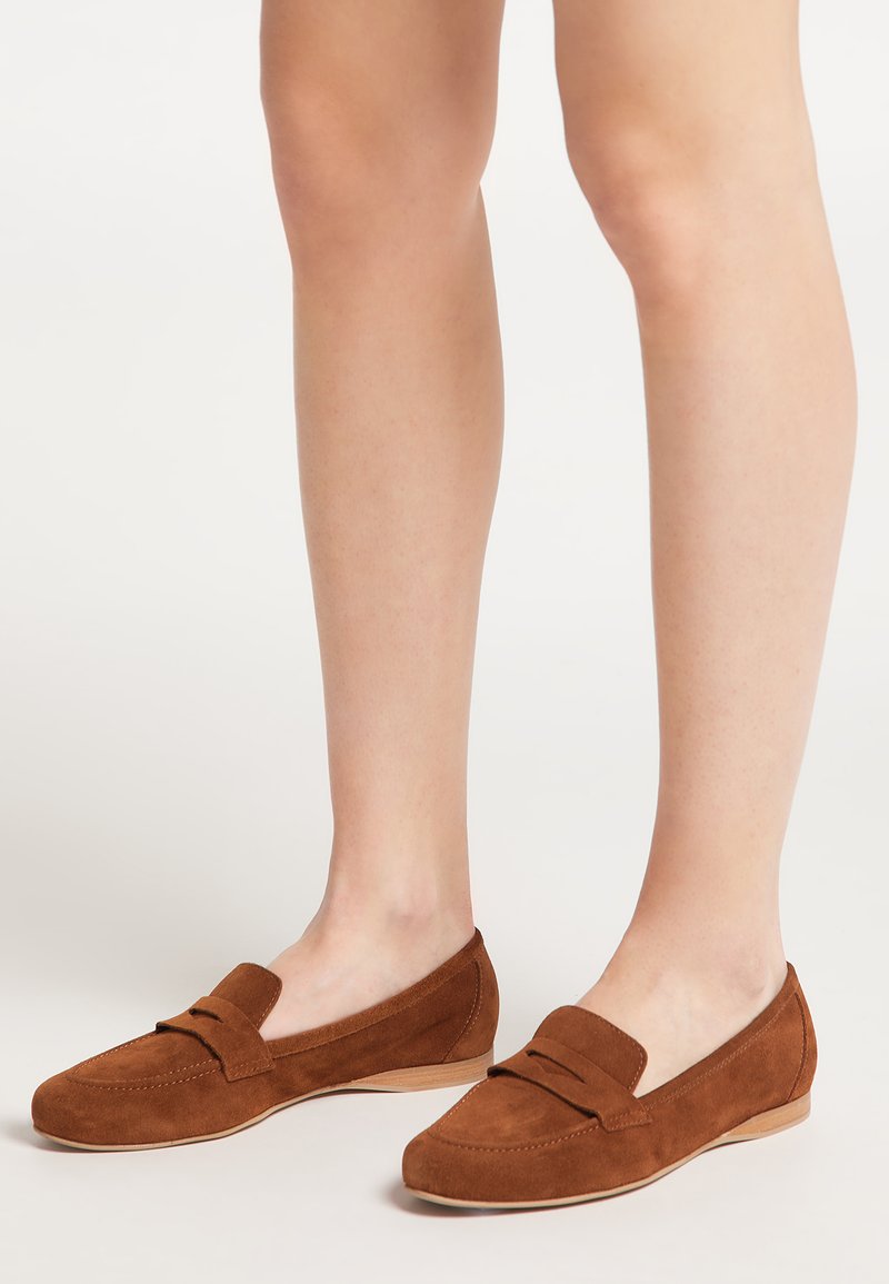 Lofar din piele suflare maro, cu un design de profil jos, prezentând un accent brodat pe partea din față și o talpă subțire, de culoare naturală.