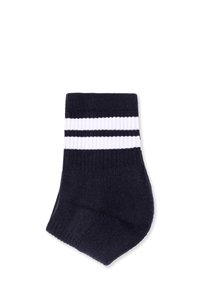 Mørkeblå ankelstrømper med hvide vandrette striber rundt om ribbenene. Fremstillet af strikket materiale med en blød tekstur og ribbet design.