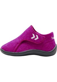 Lila filt sneakers med svart gummisula, utrustad med ett kardborrespänne och en slät, strukturerad yta. Enkelt design med synliga sömmar.