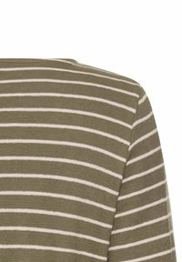Olivengrøn striped sweater med hvide vandrette striber, blød tekstur og klassisk rund halsudskæring. Nærbillede af skulderområdet.