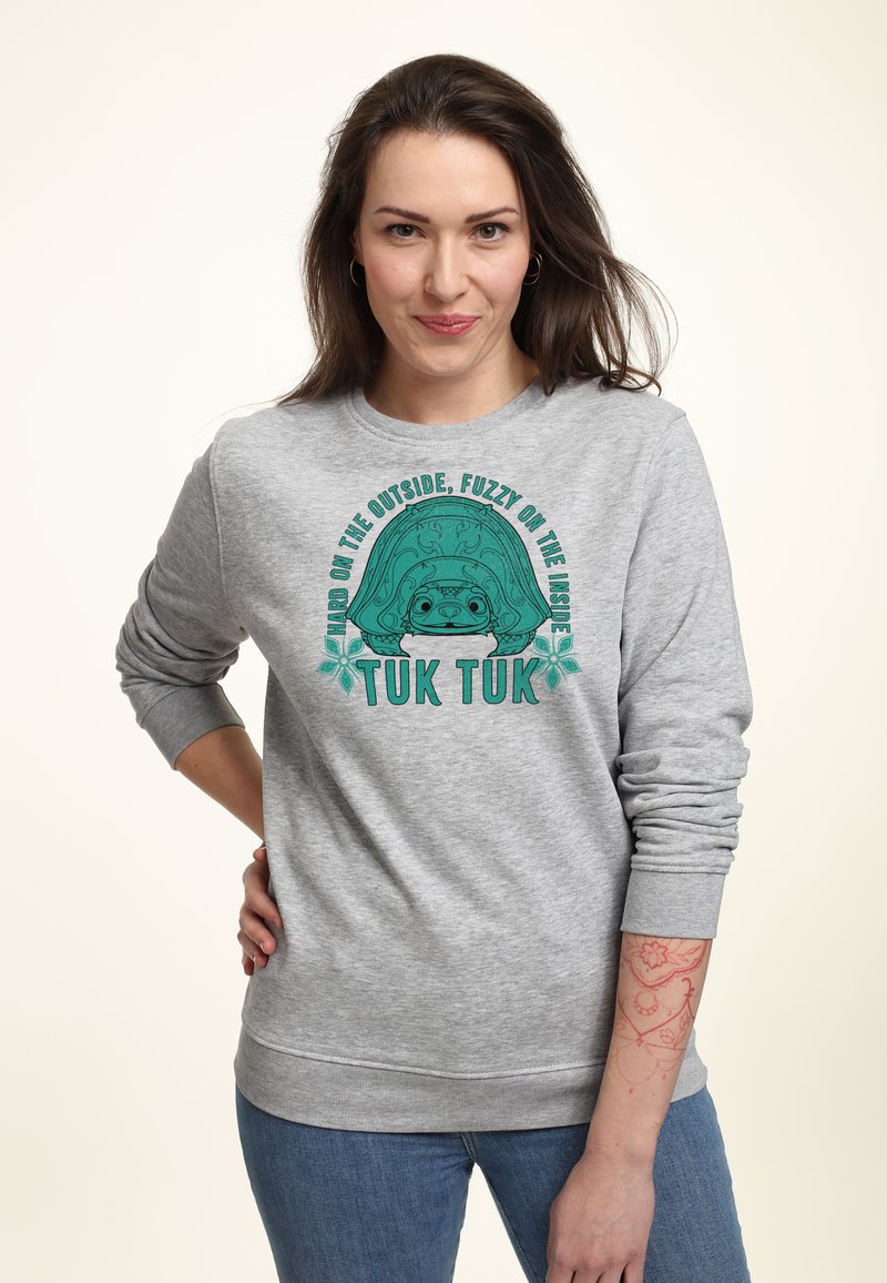 Sudadera gris con un acabado texturizado, que presenta un gráfico central de una tortuga y texto en verde. Puños y dobladillo acanalados.