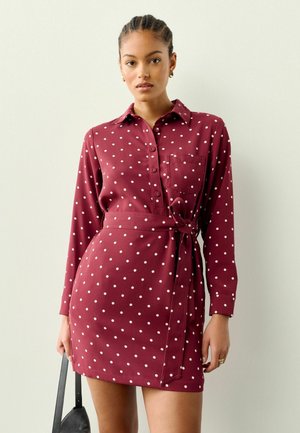 REGULAR FIT - LONG SLEEVE MINI TIE WAIST - Marškininė suknelė - burgundy/red spot