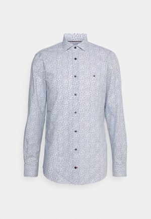 Camicia bianca a maniche lunghe con bottoni, con piccolo motivo floreale scuro e piccolo logo rettangolare sul petto sinistro.
