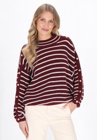 Bordeauxfarbener und weiß gestreifter Pullover mit geripptem Textur, Rundhalsausschnitt und goldenen Knopf-Details an den Ärmeln. Bequeme Passform.