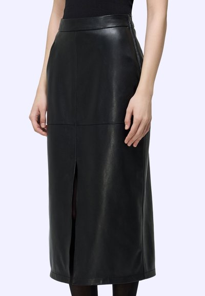 Gonna midi in pelle nera con spacco frontale, texture liscia e design sartoriale. Presenta una vita alta e dettagli alle cuciture laterali.